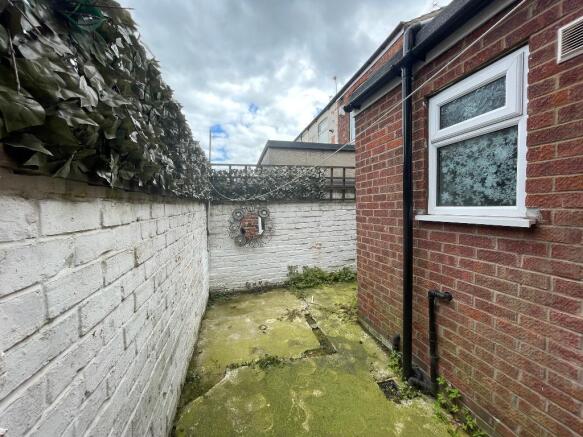 2 bed End of Terrace to rent Image 9