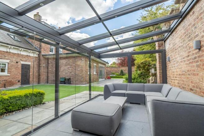 6 bed Detached to rent Image 5