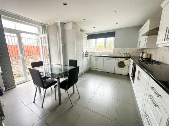 KITCHEN/BREAKFAST ROOM