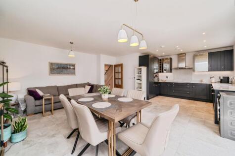 Clarence Mews, Leatherhead, Surrey, KT22