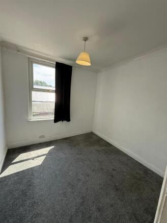 3 bed Terraced to rent Image 6