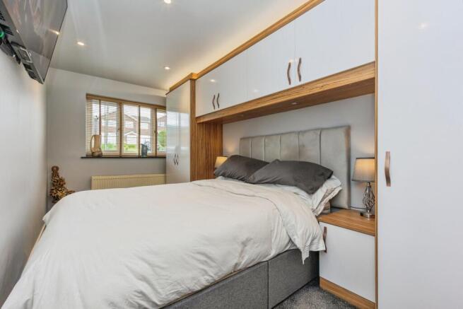 5 bed Detached for sale Image 11