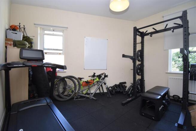 3 bed Apartment to rent Image 10