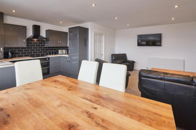2 bed Apartment to rent Image 6