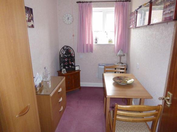 Bedroom 2 / Di...