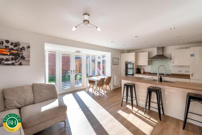 5 bed Detached for sale Image 6