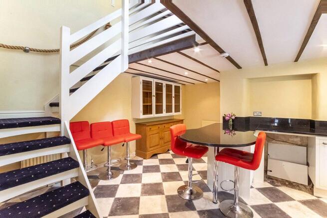 5 bed Detached to rent Image 9