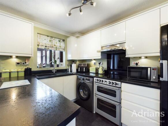 KITCHEN / DINING