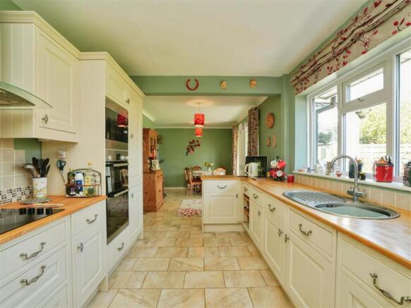 4 bed Detached for sale Image 5