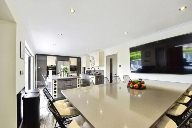 4 bed Detached for sale Image 7