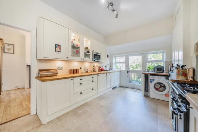 5 bed Semi-Detached to rent Image 5