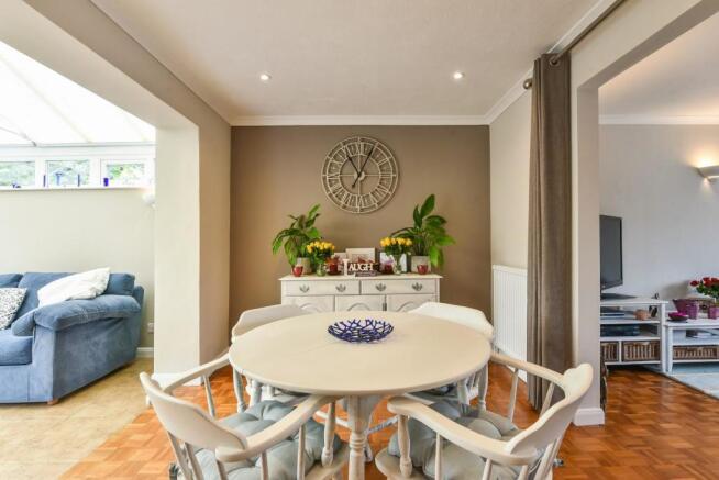 OPEN PLAN SITTING ROOM/DINING ROOM