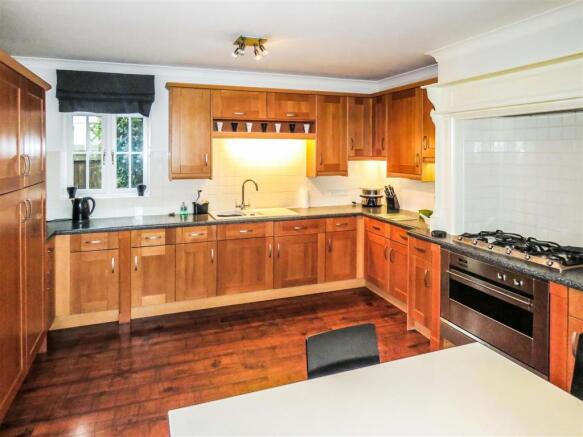 Kitchen 2.JPG