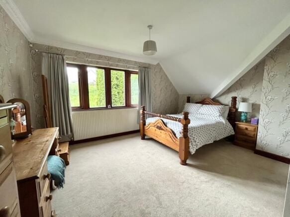 5 bed Detached for sale Image 12