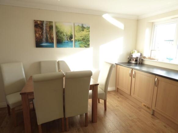 Dining room (b)
