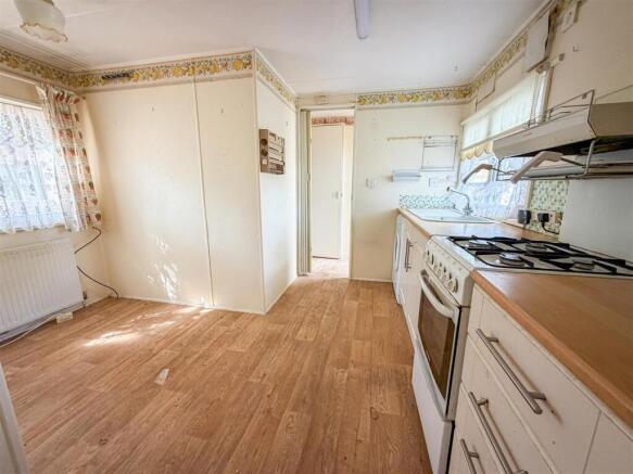 Sacketts Grove, Clacton-On-Sea, Essex photo 3