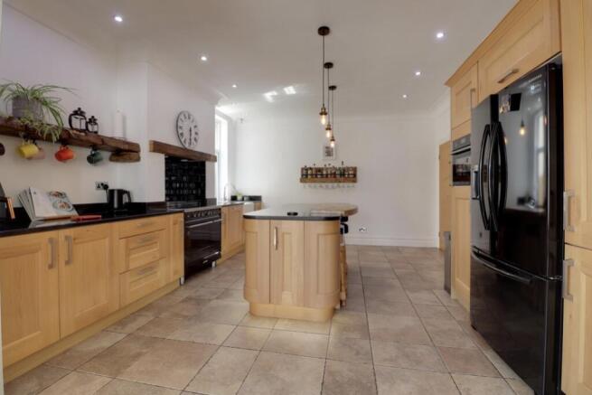 4 bed Detached for sale Image 8