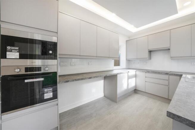 2A Hollycroft Avenue Wembley HA9 8LF - 002.jpg