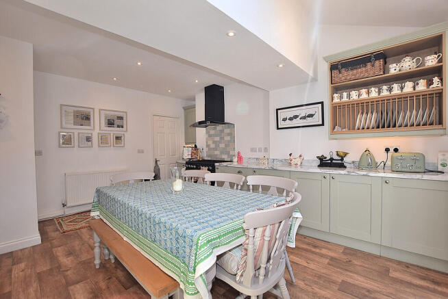 2 bed Semi-Detached to rent Image 4