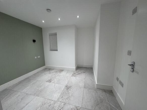 Bright, recently refreshed room with neutral pa...