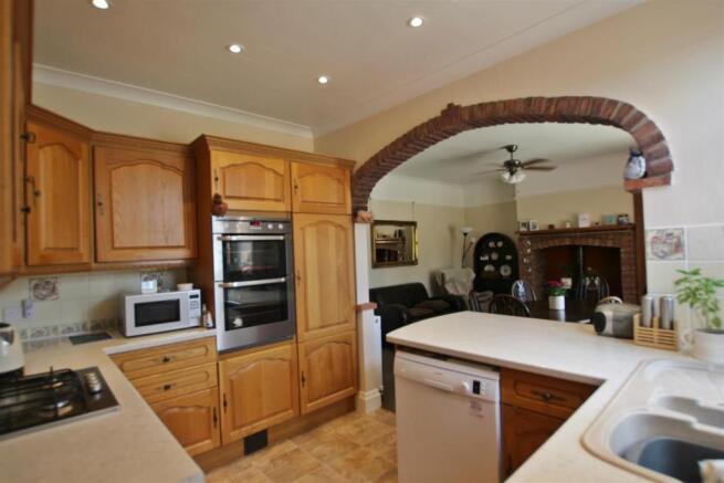 KITCHEN/DINING ROOM