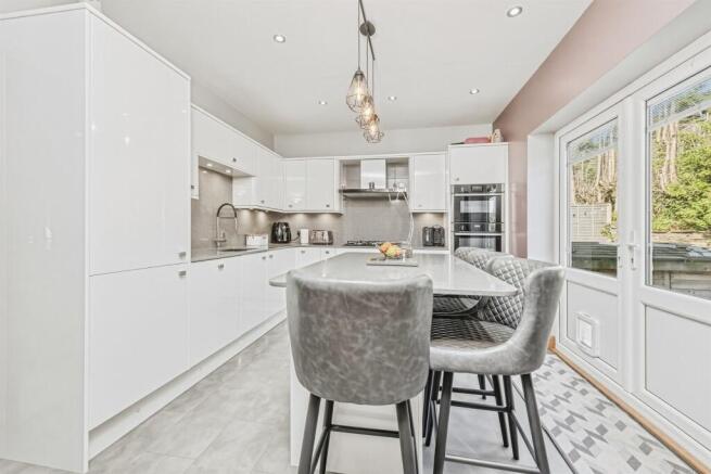 3 bed Semi-Detached for sale Image 6