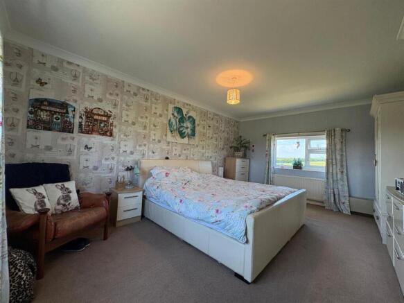 6 bed Detached for sale Image 12