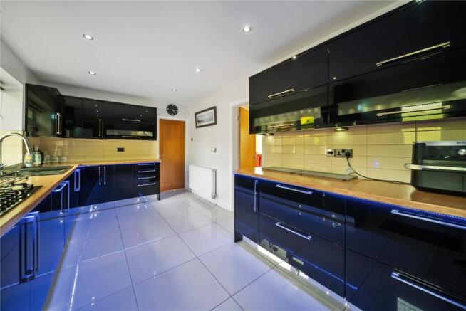 6 bed Detached for sale Image 5