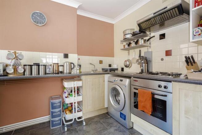 flat-Frobisher-Court-station-approach-cheam-104.jp