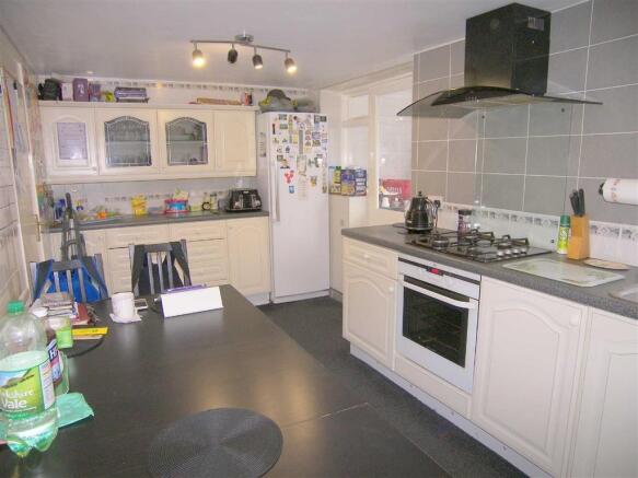 BREAKFASTING KITCHEN