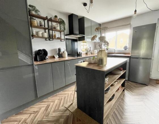 2 bed Semi-Detached for sale Image 5