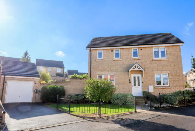 3-bed detached on Rutherford Close, Calne, £350,000