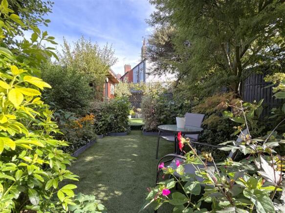 Lovely Private Garden 519
