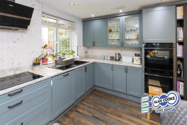 FITTED KITCHEN