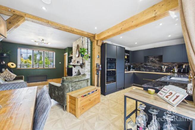 4 bed Semi-Detached for sale Image 12