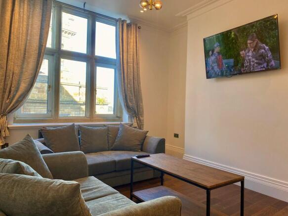 3 bed Flat to rent Image 12
