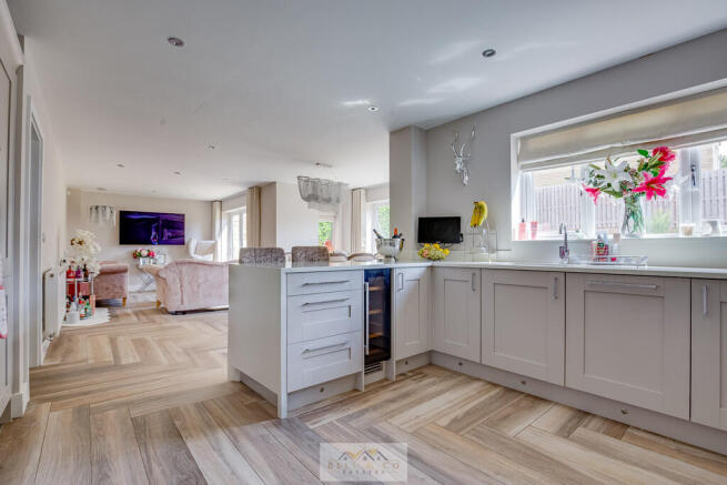 5 bed Detached for sale Image 5
