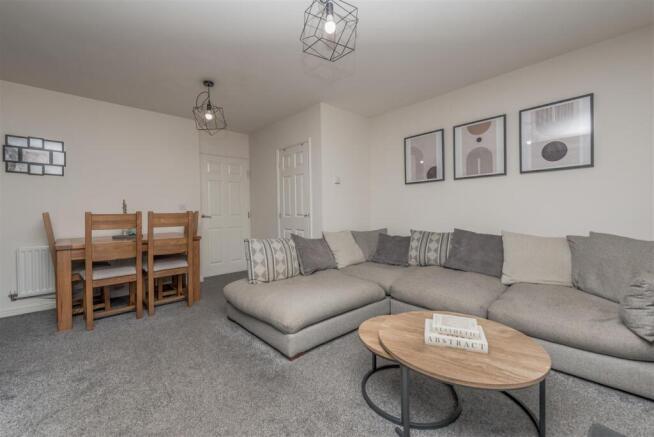 Living / Dining Room: