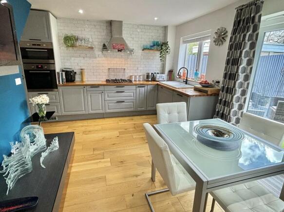 KITCHEN /DINER