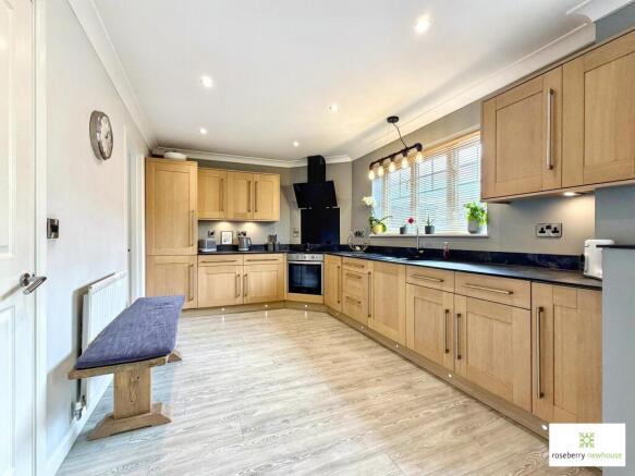 4 bed Detached for sale Image 7