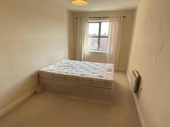 3 bed Apartment to rent Image 8