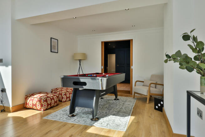 6 bed Detached for sale Image 10