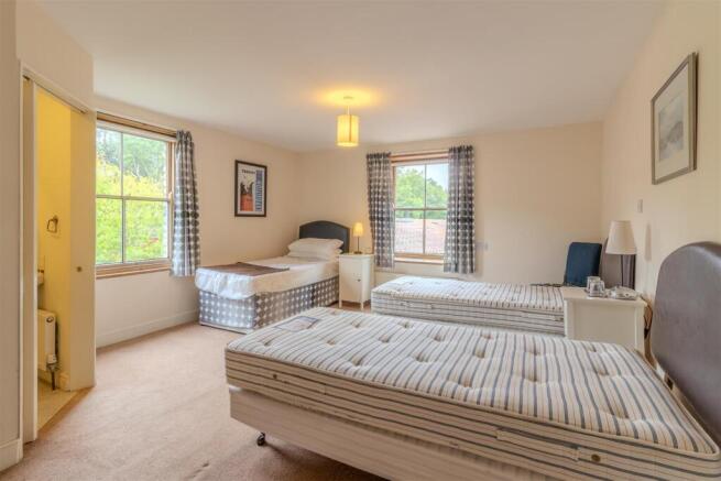 4 bed Town House for sale Image 9