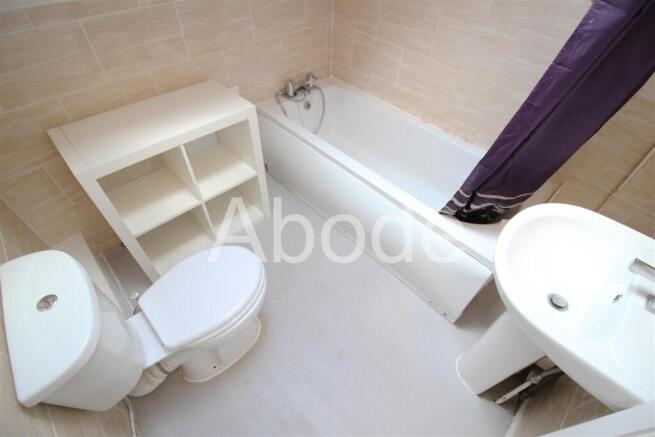 4 bed House to rent Image 10
