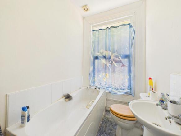 3 bed Flat for sale Image 8