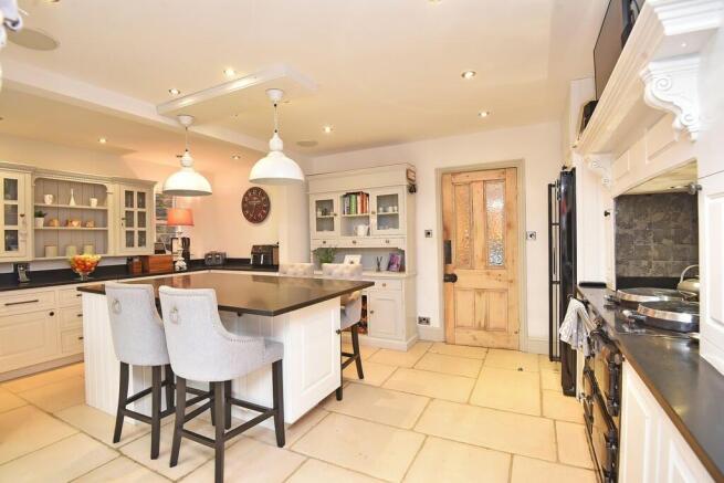 5 bed Semi-Detached for sale Image 6