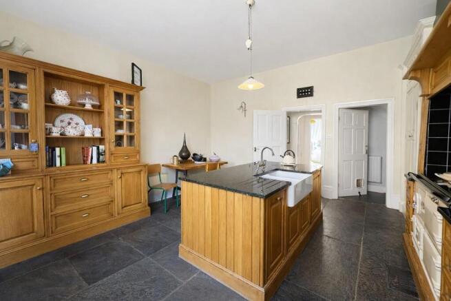6 bed Semi-Detached for sale Image 9