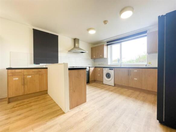 10 bed Detached to rent Image 5