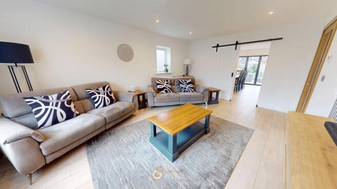 5 bed Detached for sale Image 9