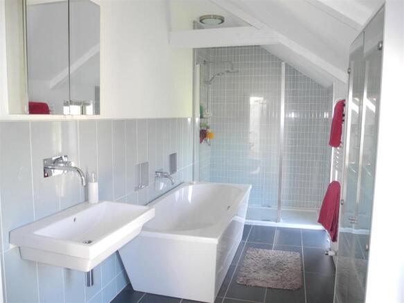 EN-SUITE BATH AND SH